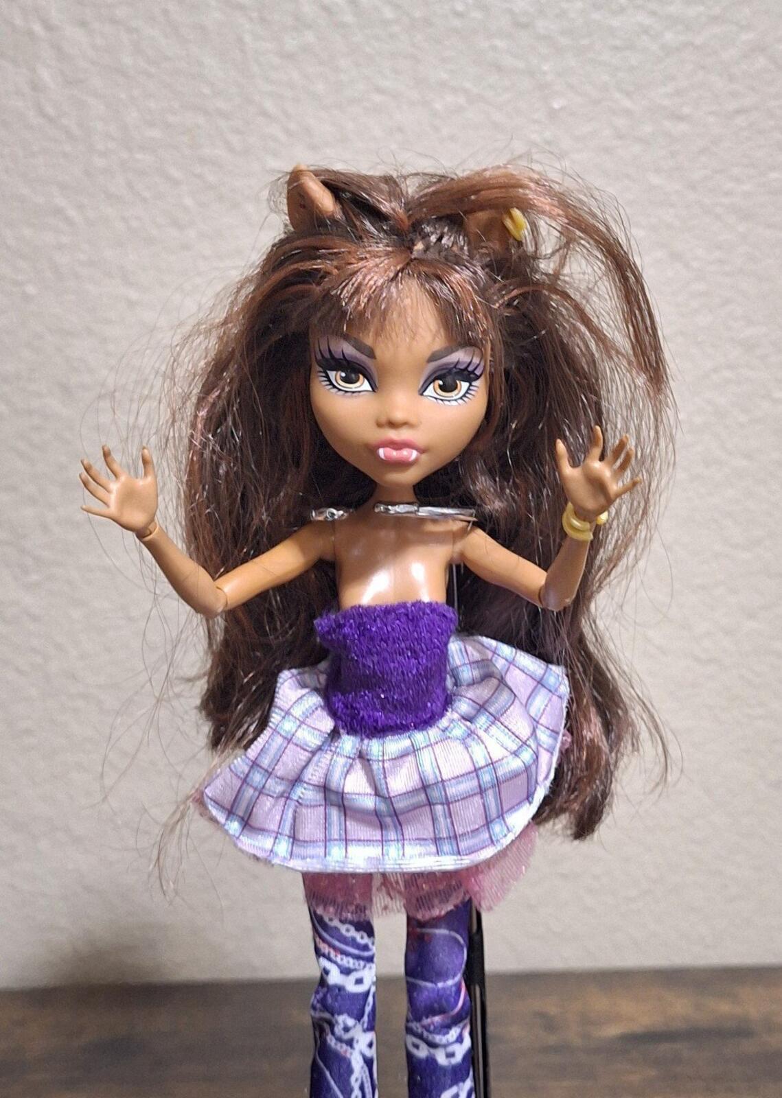 2008 Monster High Clawdeen Wolf With Purple & Pink Outfit.