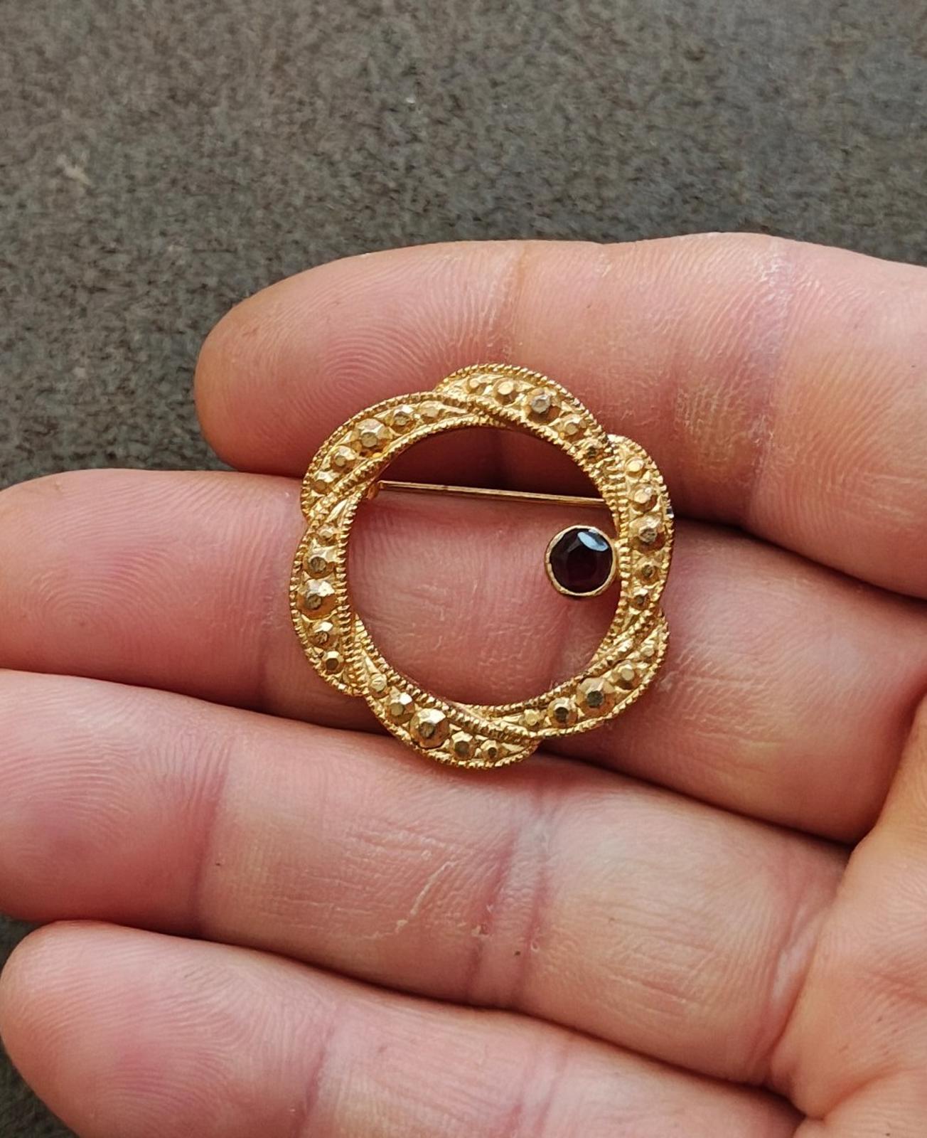 1950s Edwardian Style Circle Gold Tone Faceted Solitaire Garnet Gemstone Brooch