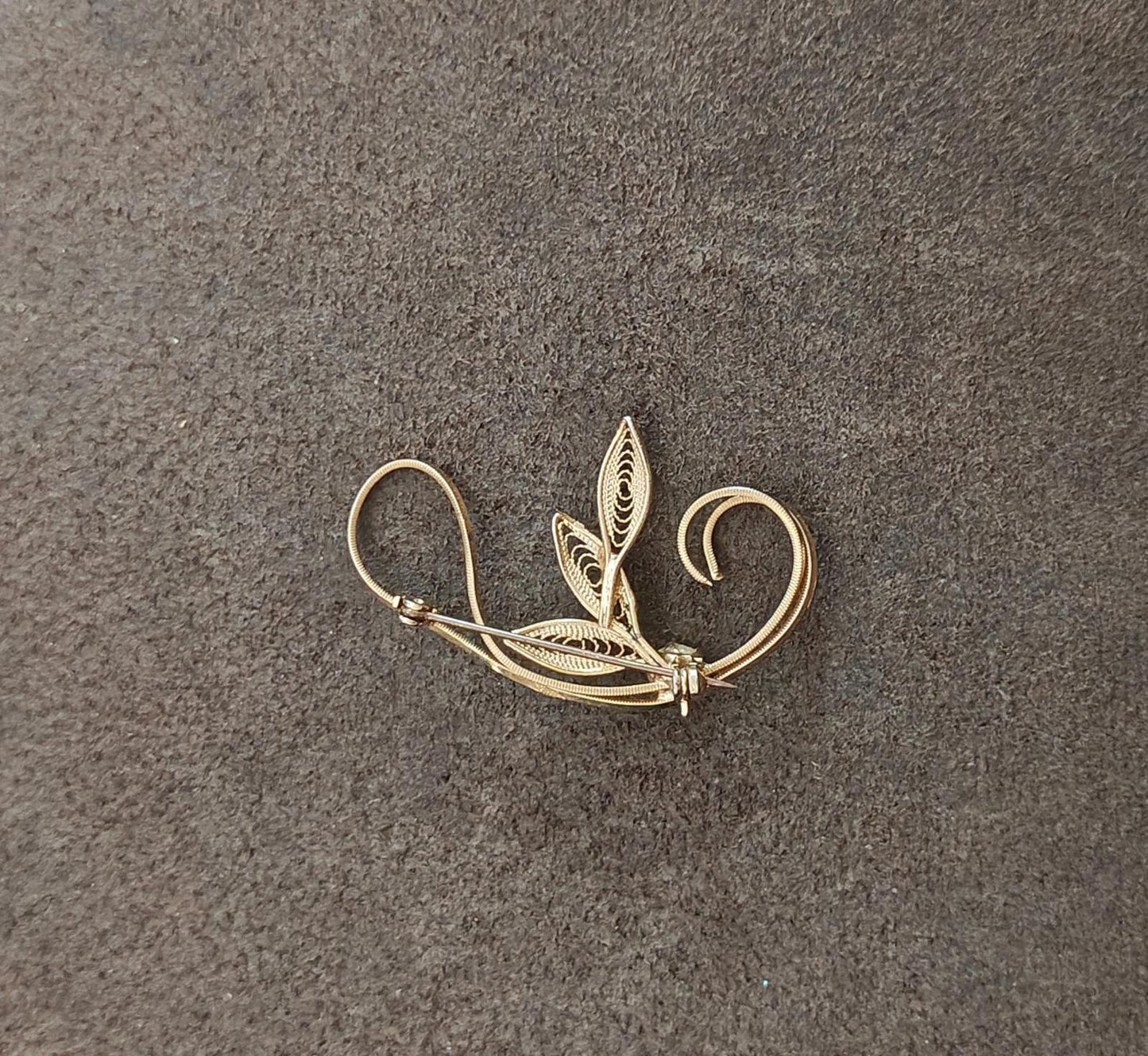 1960s Vintage Filigree Leaf Design With a Faux Pearl Accent Gold Tone Brooch