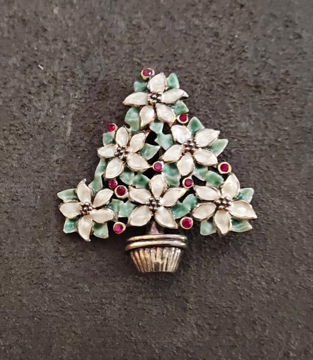 Christmas tree brooch top view: gold basket, green leaves, white flowers, red berries