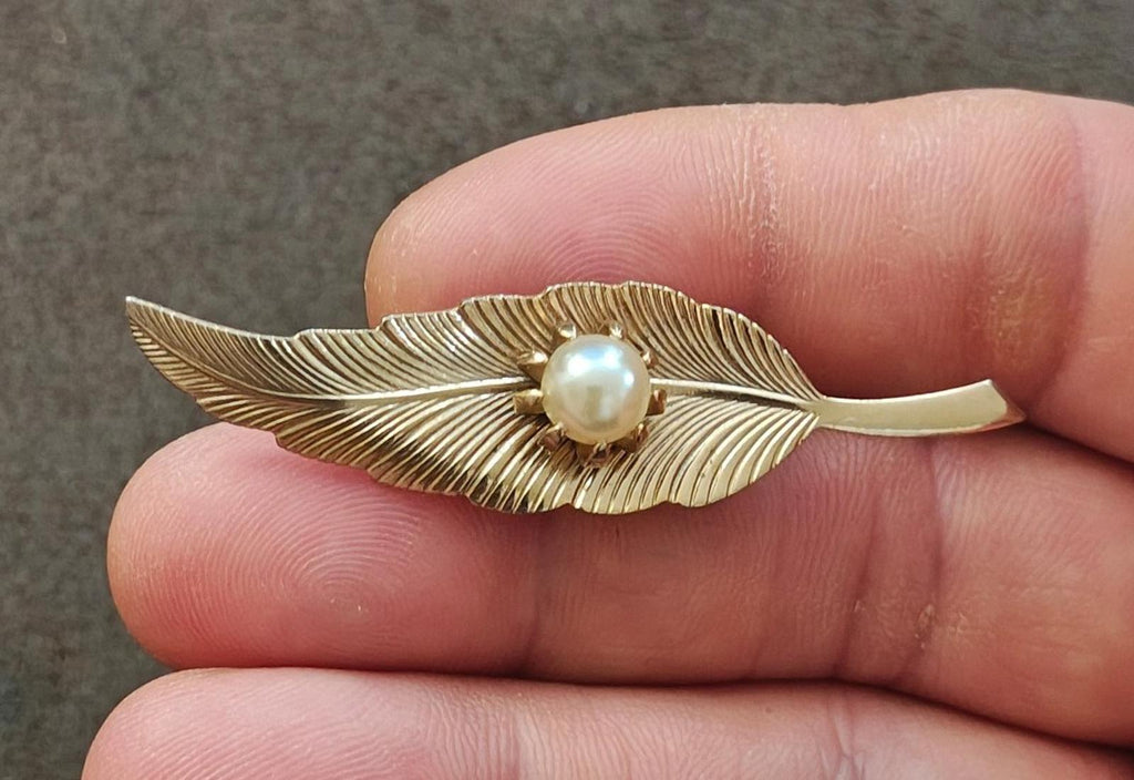 1960s Gold Tone Textured Leaf With Prong Set Faux Pearl