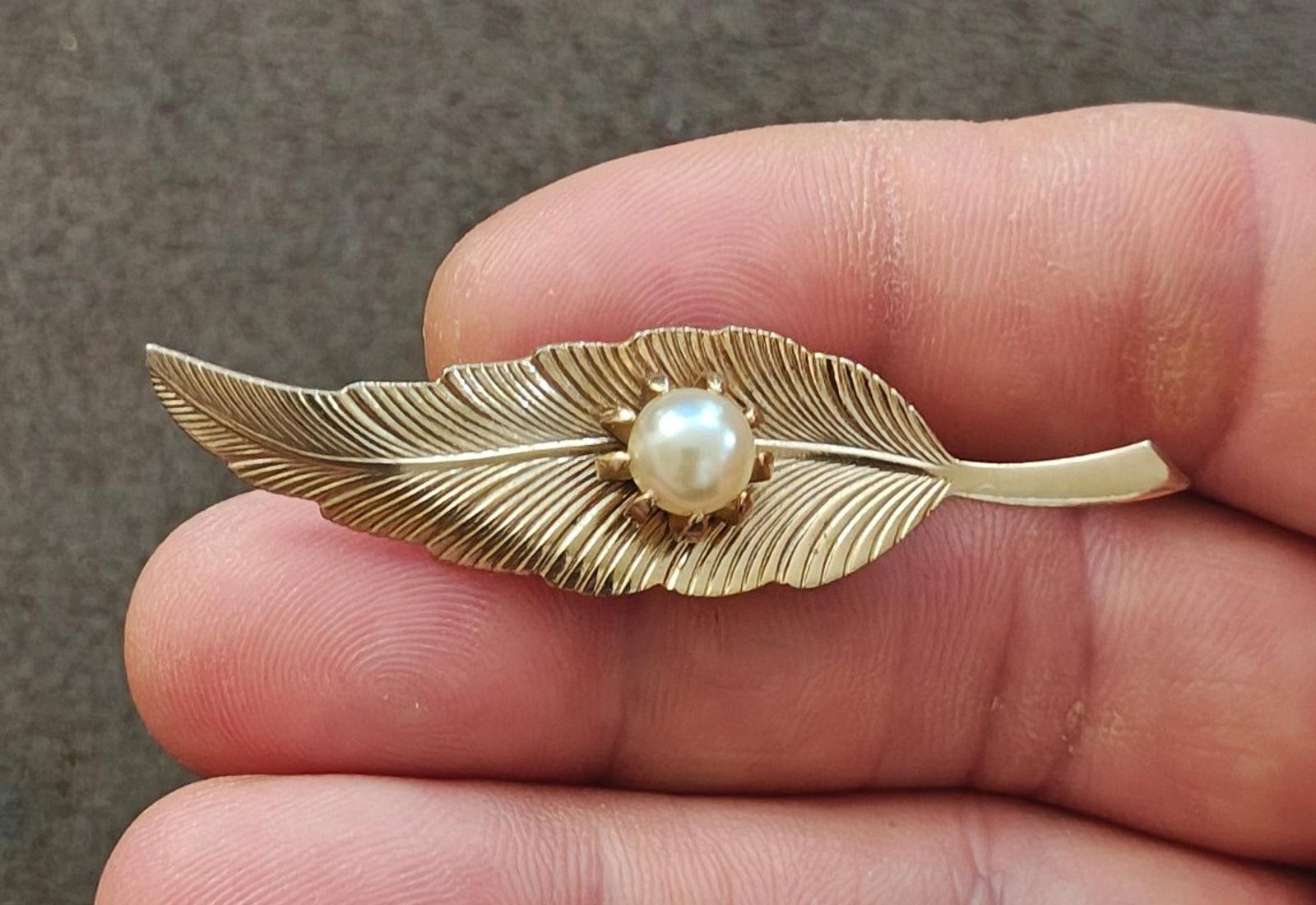 1960s Gold Tone Textured Leaf With Prong Set Faux Pearl