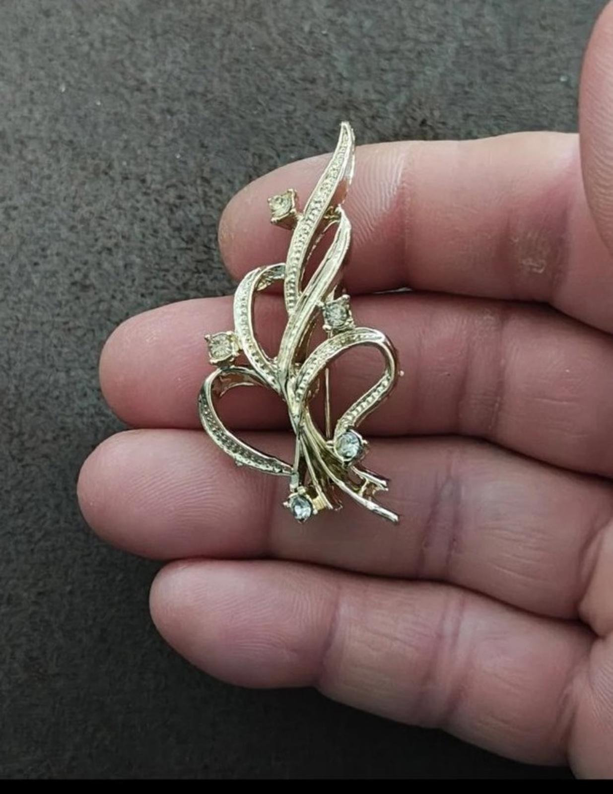 1980s Gerry's Art Nouveau Style Gold Tone Ribbon Brooch Pin