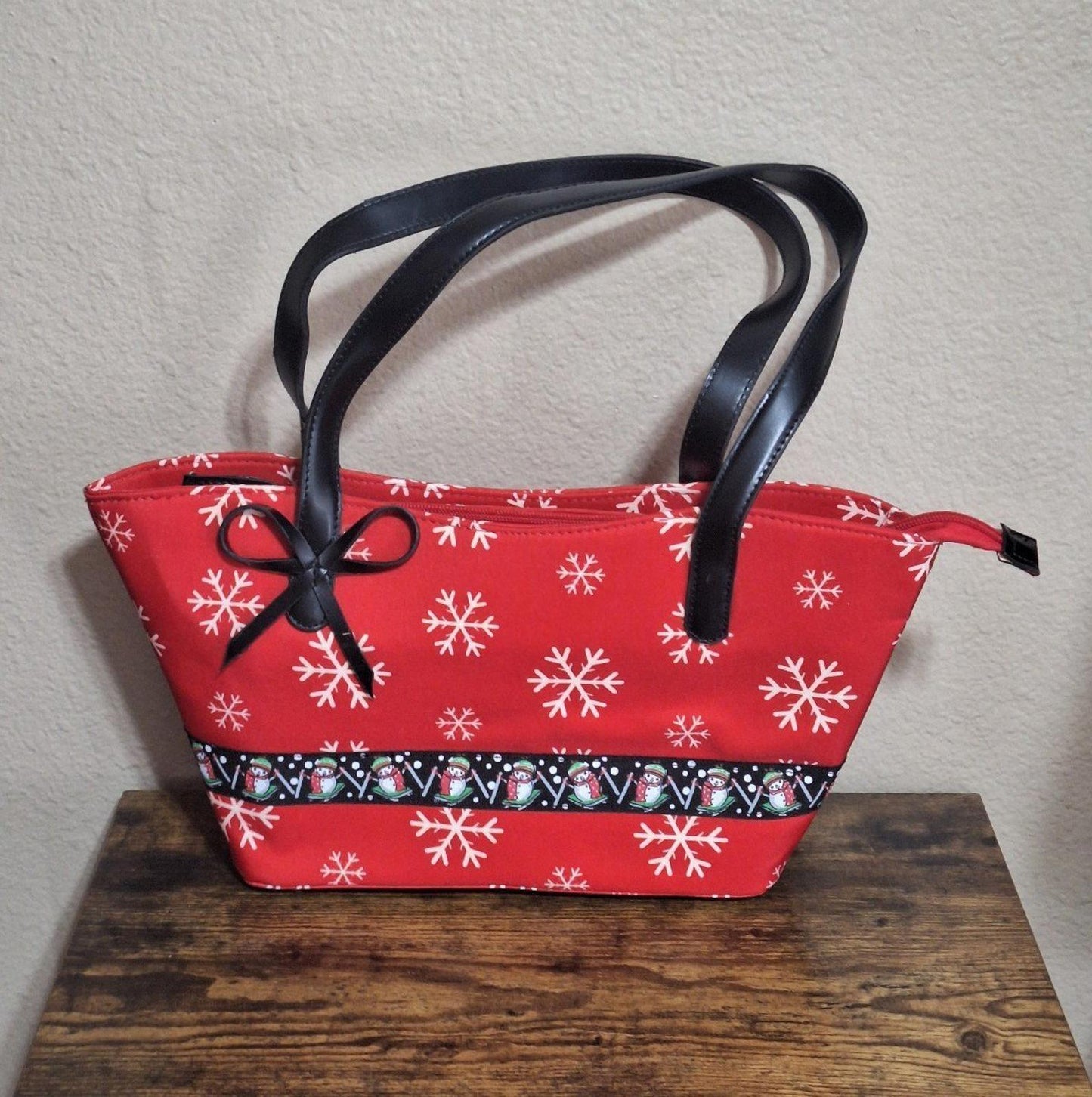 Classic Christmas Snowman With Snowflakes Red Green White Black Handbag
