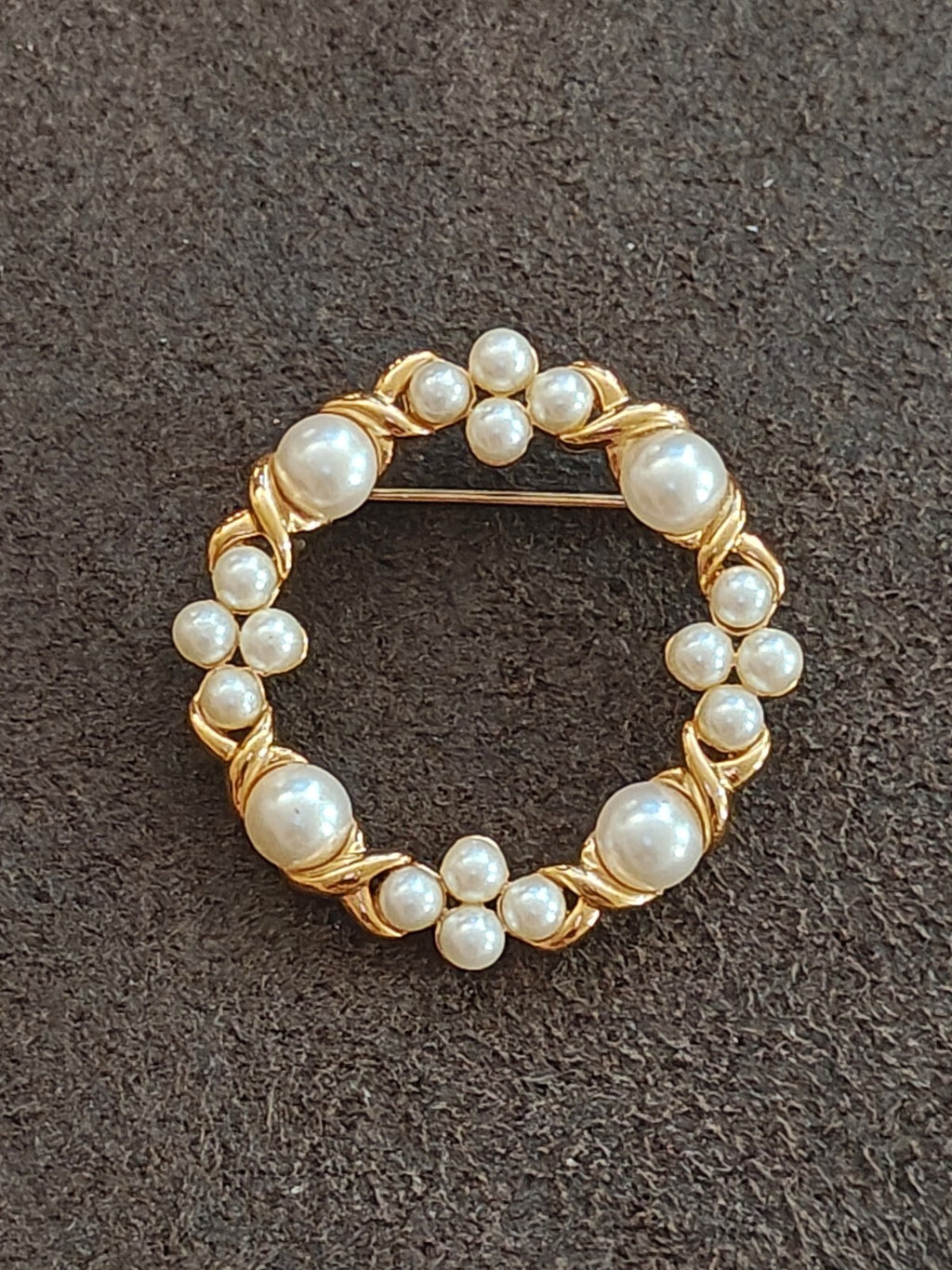 1980s Gold Tone Faux Pearl Open Circle Wreath Brooch Pin.