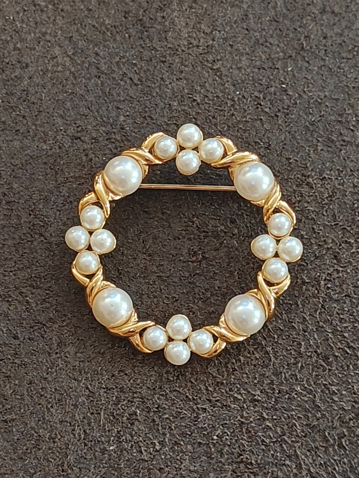 1980s Gold Tone Faux Pearl Open Circle Wreath Brooch Pin.