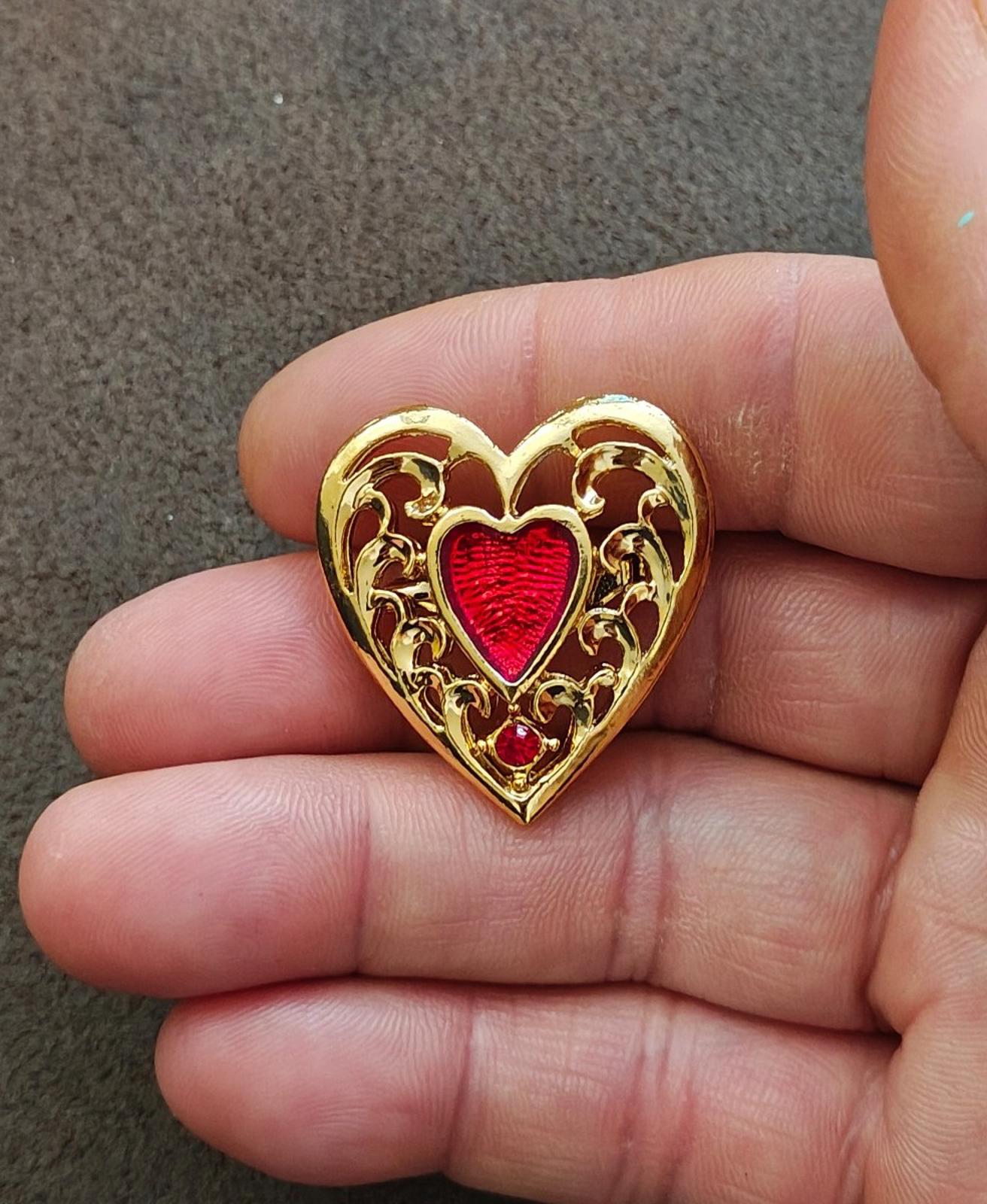 80s Gold Tone Art Deco Style With Red Enamel Heart In The Center Brooch