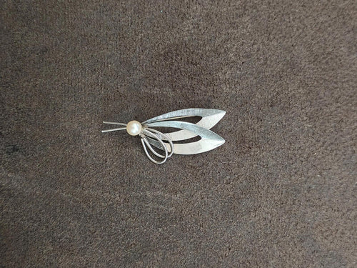 Sterling silver leaf-shaped brooch with cultured pearl center and curved wire details