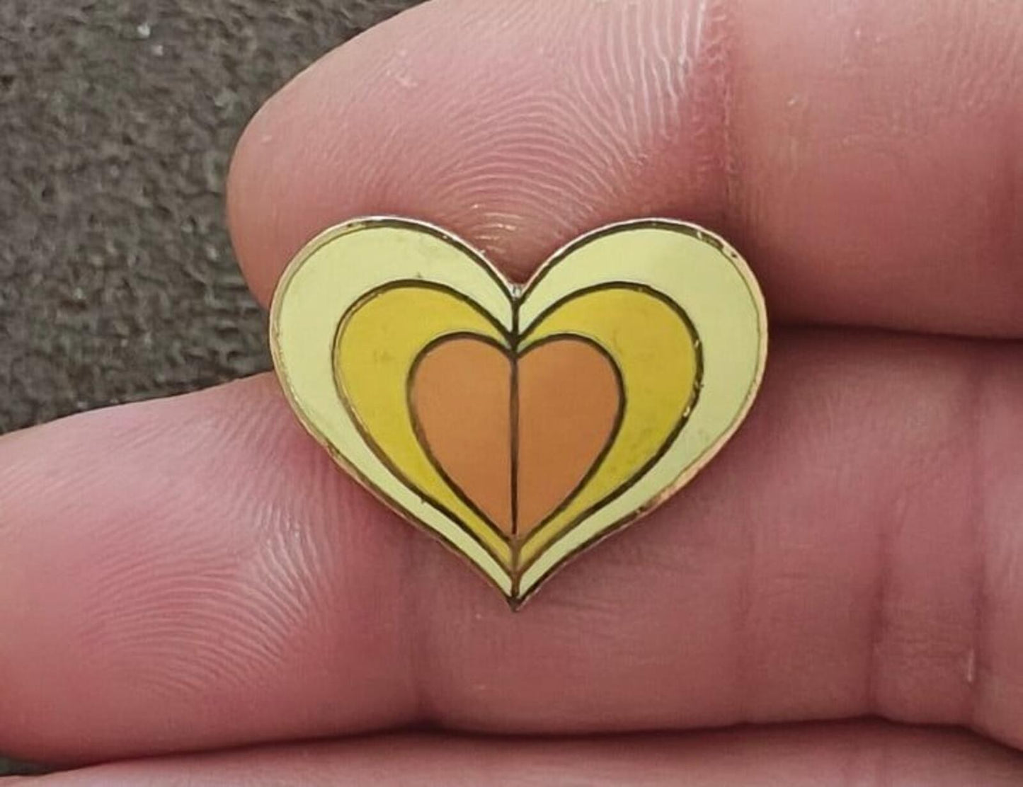 1970s Gold Tone Retro Enamel Heart Pin