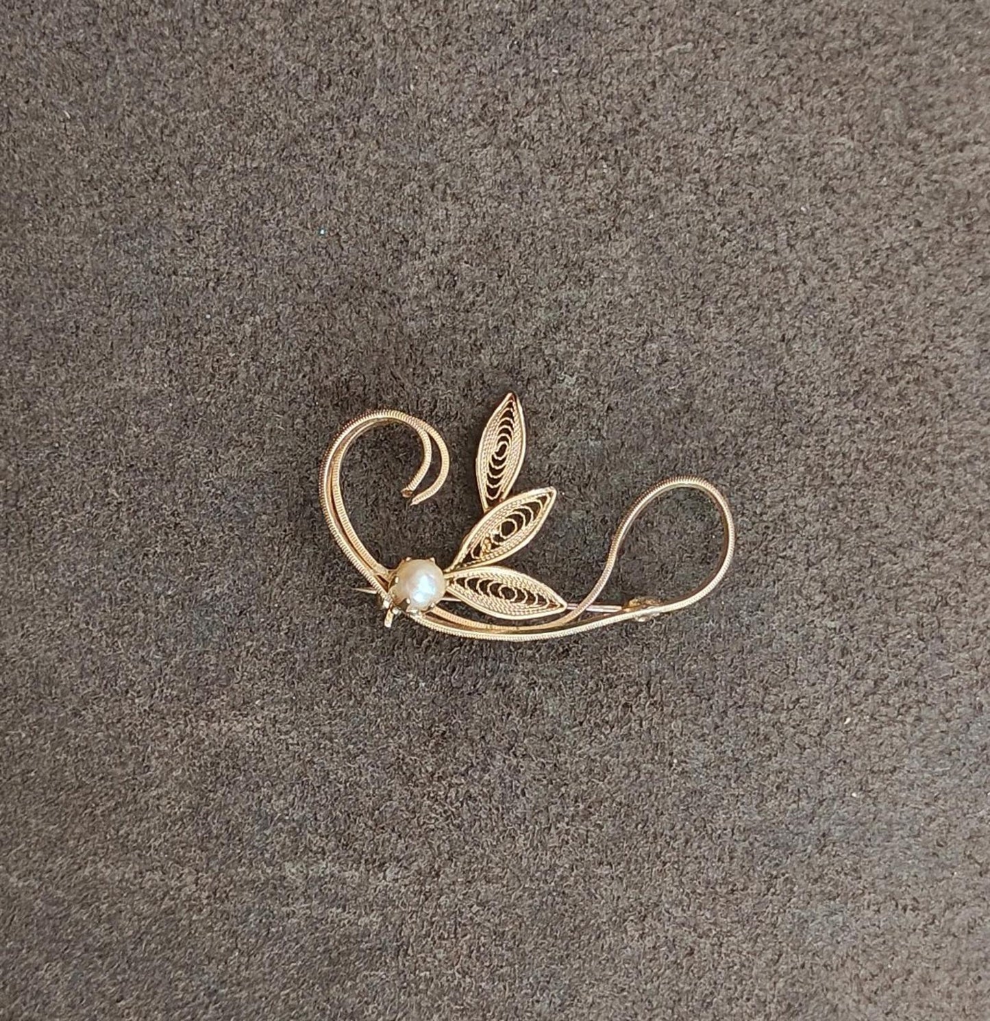 1960s Vintage Filigree Leaf Design With a Faux Pearl Accent Gold Tone Brooch