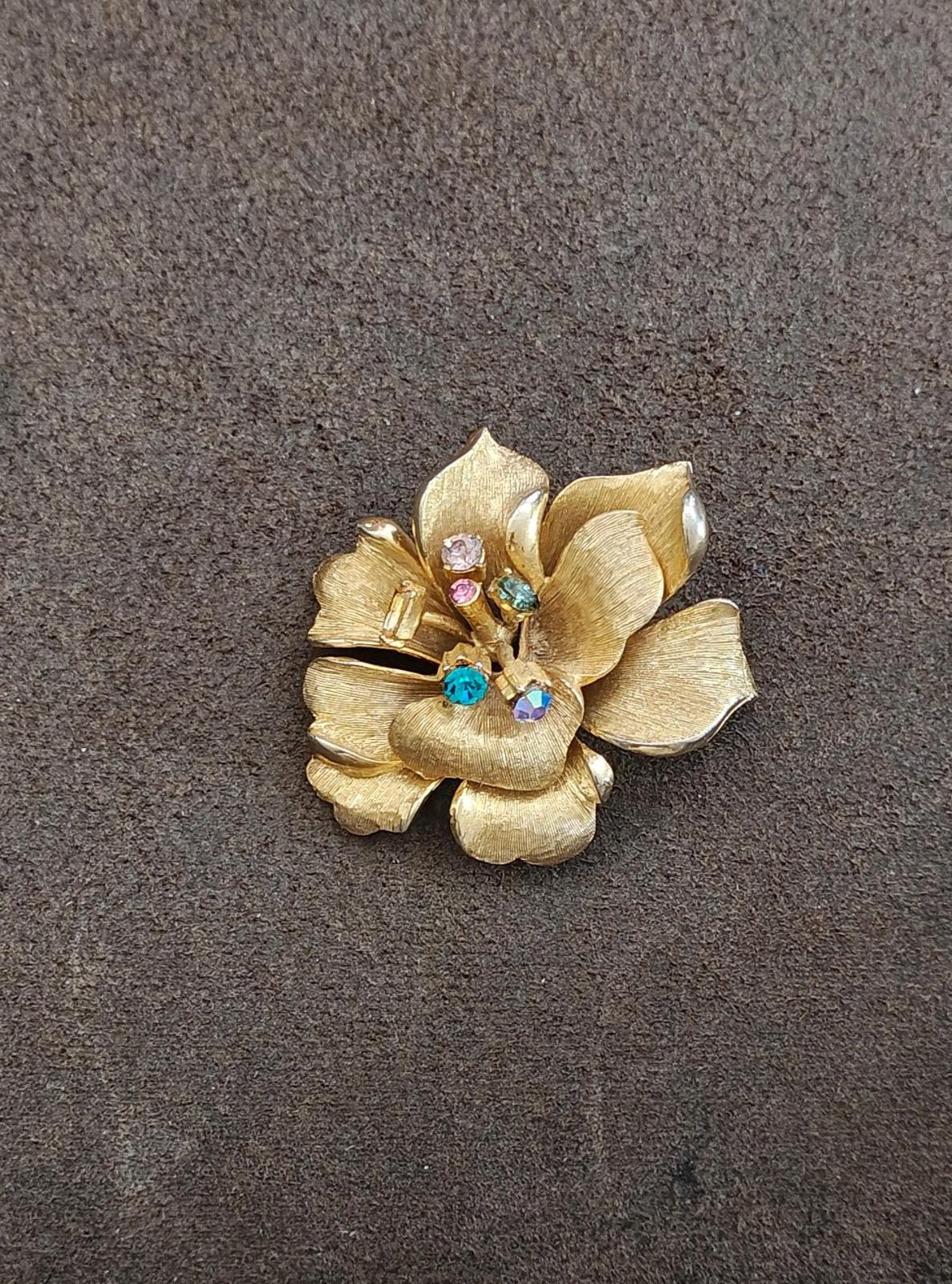 1950s/60s BSK Pansy Flower Gold Tone Textured With Rhinestones Brooch