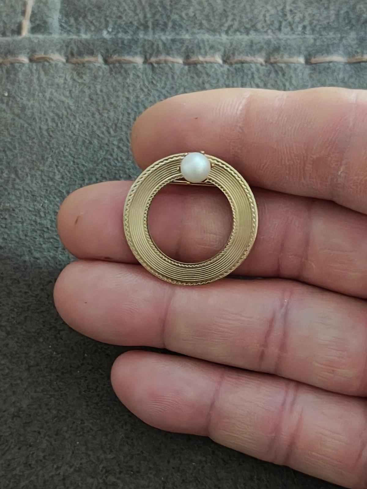 1980's Circle Textured With Faux Pearl Gold Tone Brooch Pin