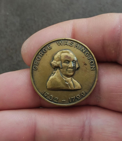 Gold George Washington commemorative bronze token with portrait, 1732–1799