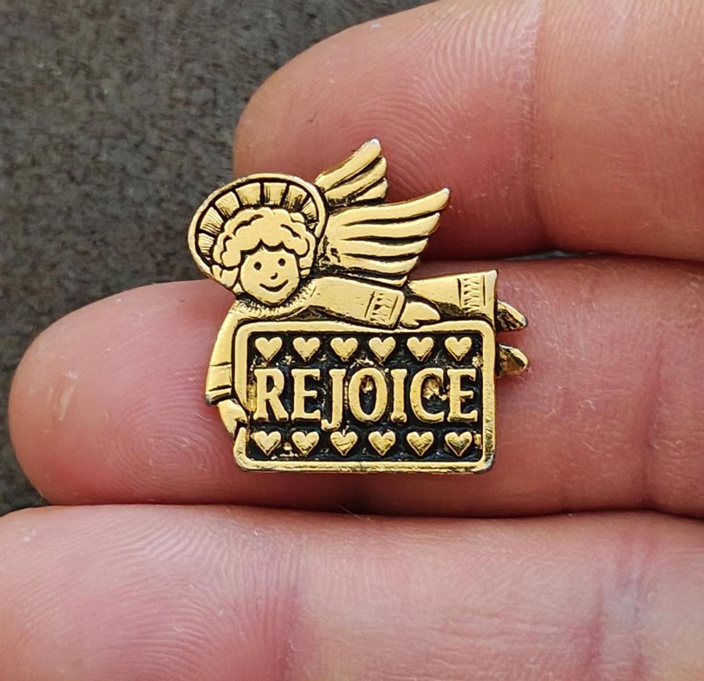 1980s Angel Holding A Rejoice Banner Gold Tone Pin