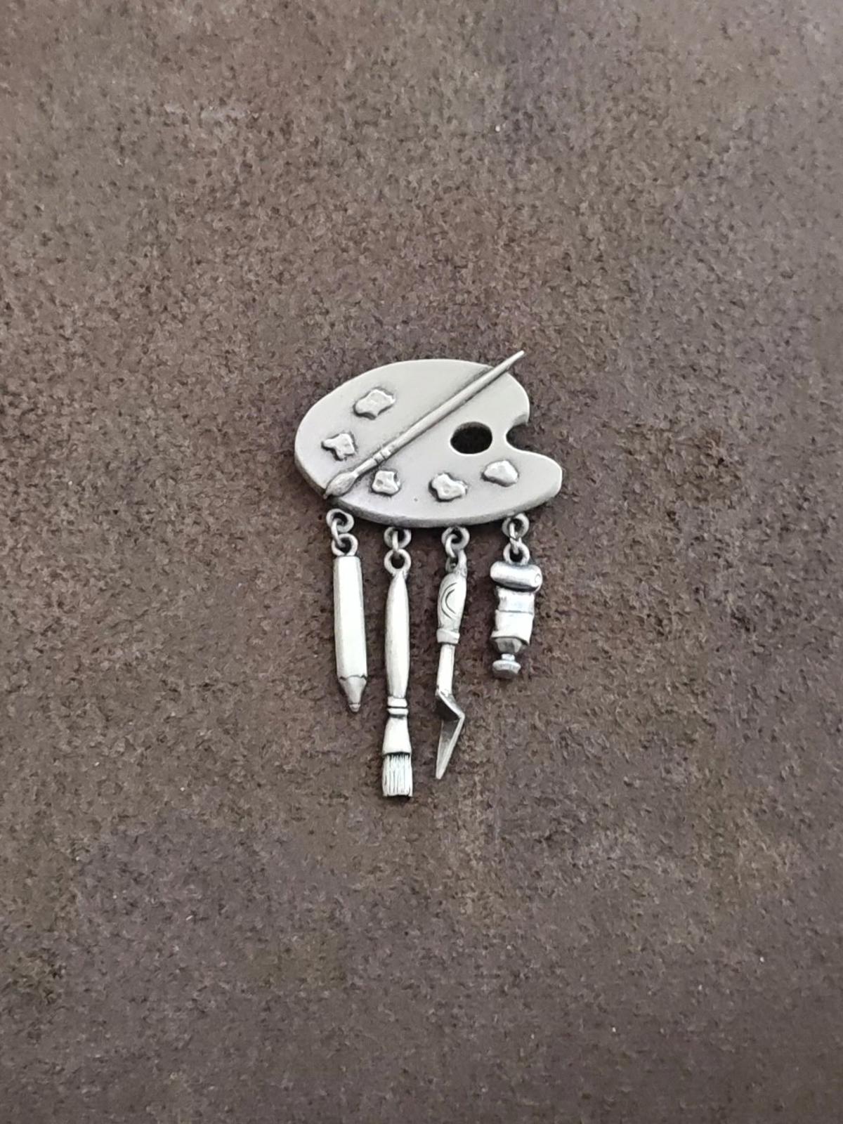 1980s Signed J.J. (Jonette Jewelry) Artist Palette Pewter Dangle Brooch