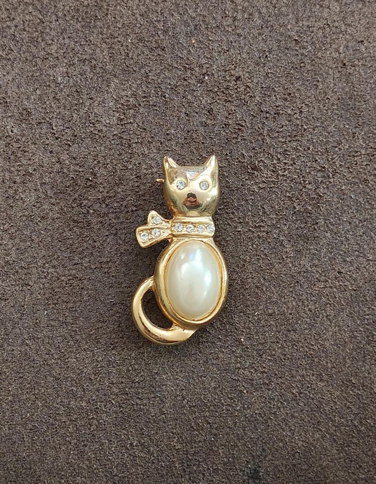 1980s Jelly Belly Cat  Gold Tone Brooch With Large Faux Pearl and Rhinestones