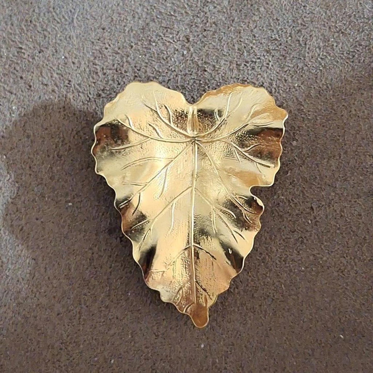 1980s Large Shiny Gold Tone Textured Hinged Leaf Scarf Clip