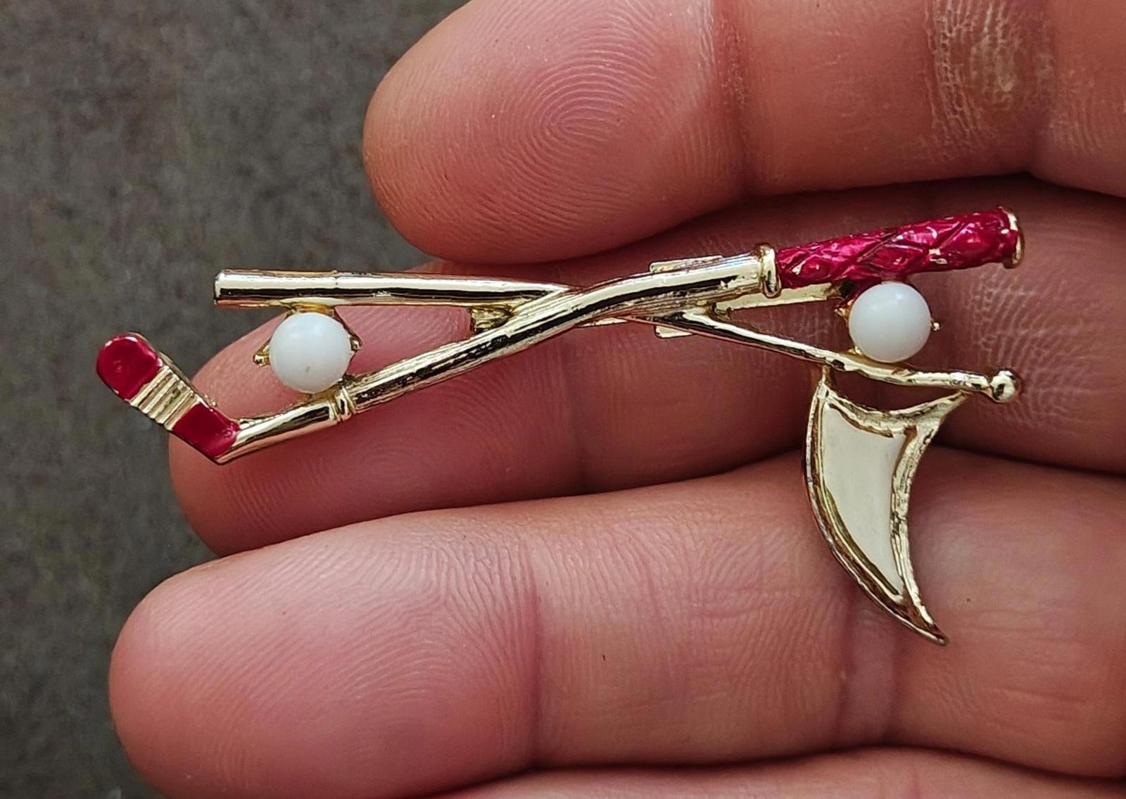 Golf club and flag lapel pin, gold-tone with red enamel handle and white balls