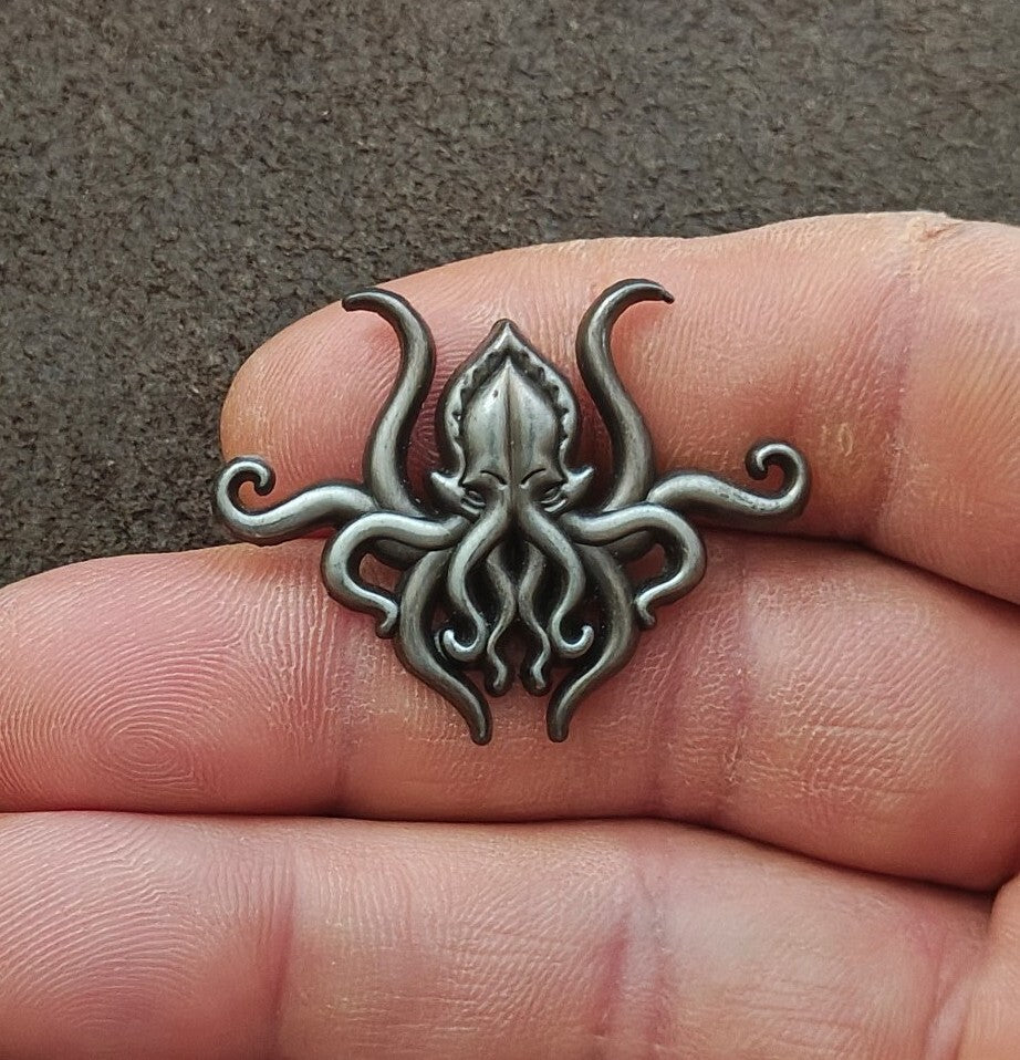 Pinsanity H.P. Lovecraft Cthulhu Antiqued Silver Tone Pin.