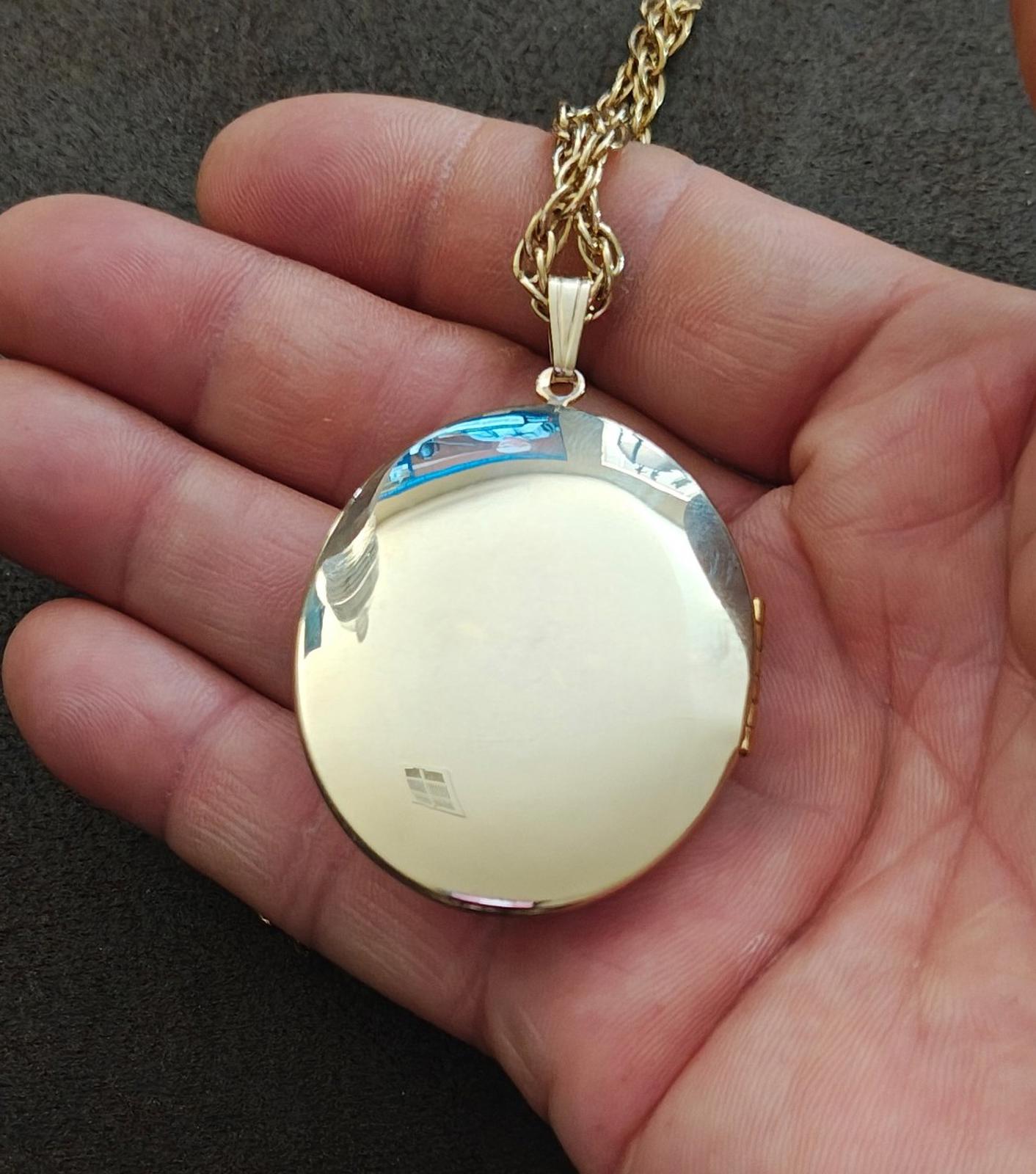 1972 Sarah Coventry "Heirloom" Gold Tone Locket Necklace