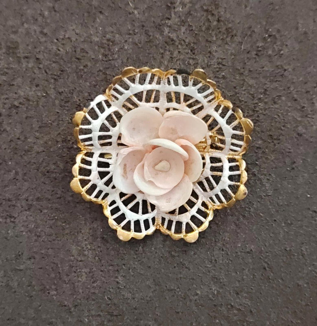 Gold-tone round filigree brooch with a white rose flower and scalloped rim