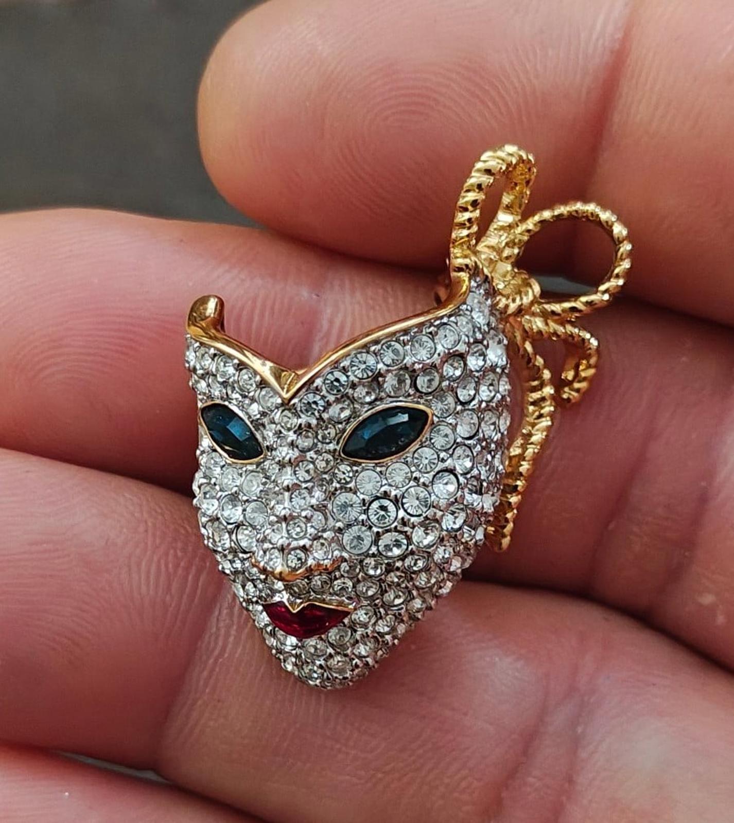 Gold-tone Swarovski crystal masquerade mask brooch with bow detail