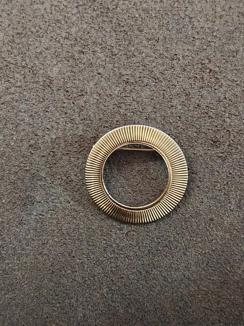Gold tone ribbed circular openwork brooch pin, round open design