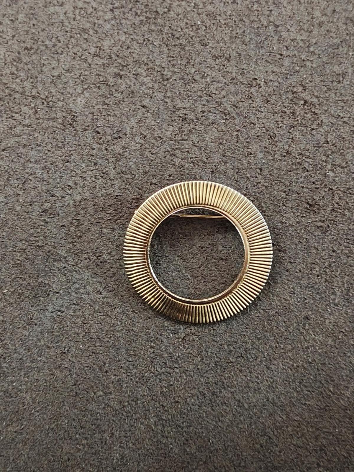 1980s Vintage Ribbed  Openwork Circle Gold Tone Brooch Pin