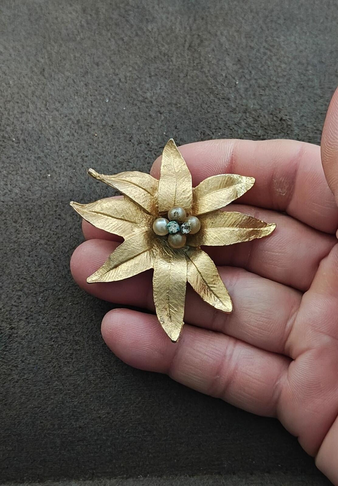 1950s/60s Gold Tone Textured Flower With Faux Pearls & Rhinestones Brooch