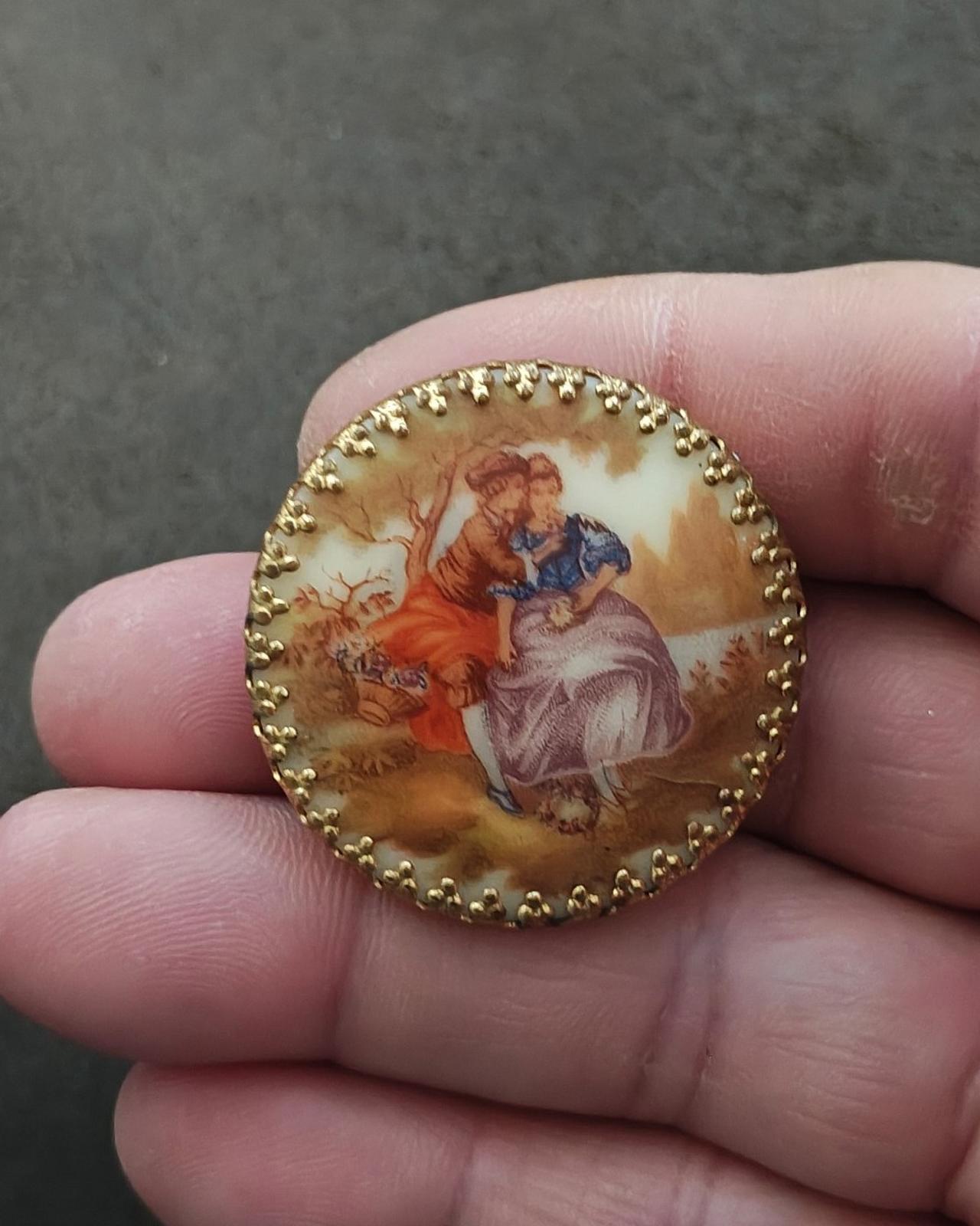 70s Fragonard Porcelain Cameo Brooch Showing a Romantic Courting Scene