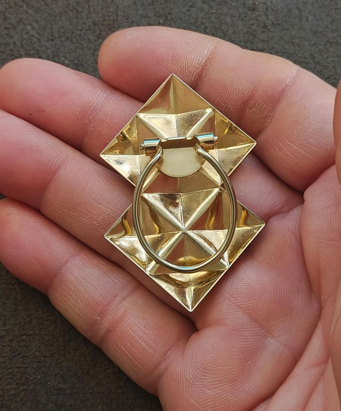 1950s Gold Tone Scarf Clip Featuring a Distinctive Geometric Pyramidic Design