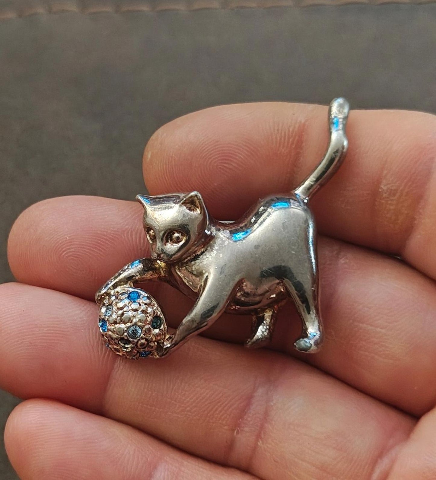 1980s Silver Tone Cat Playing With a Ball Brooch In Good Condition.