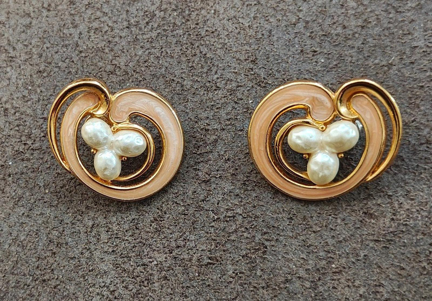 90s Vintage Faux Baroque Pearl Cabochon Cream Enamel Clip On Gold Tone Earrings.