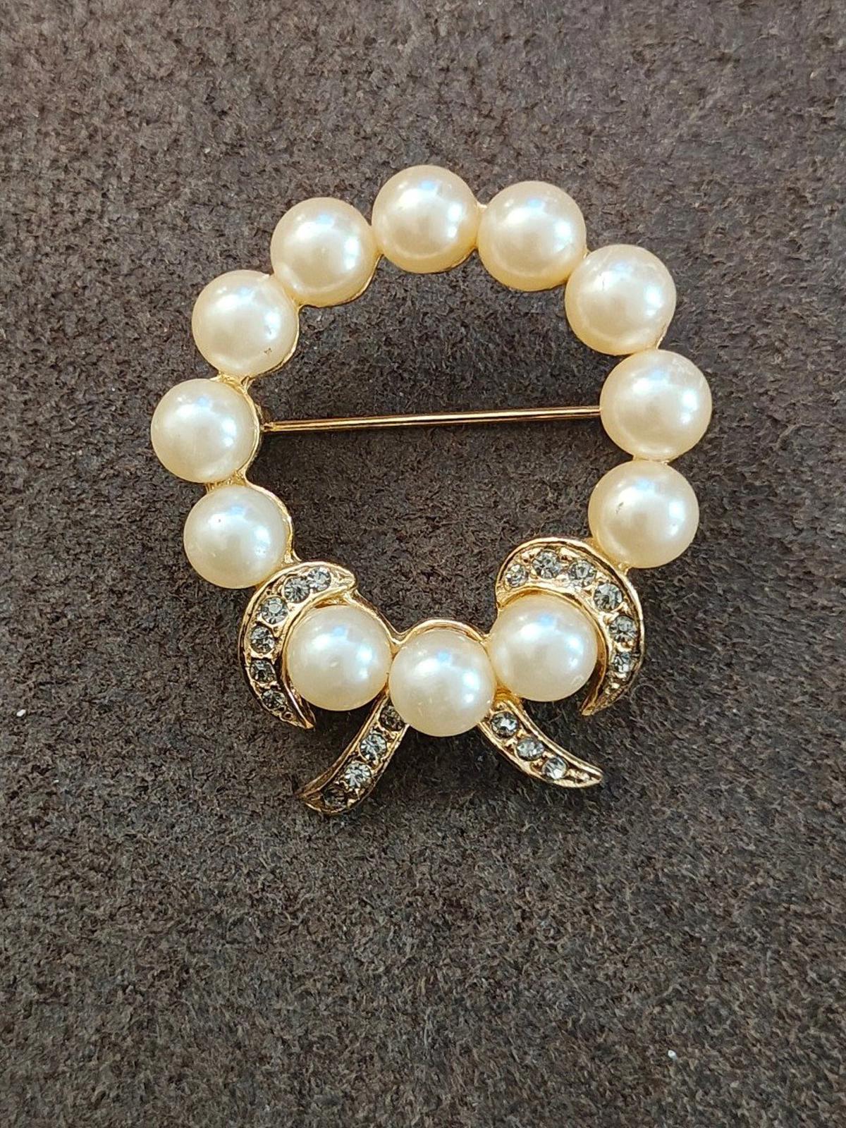 1960s Faux Pearls and Clear Rhinestones Wreath Bow Gold Tone Brooch Pin