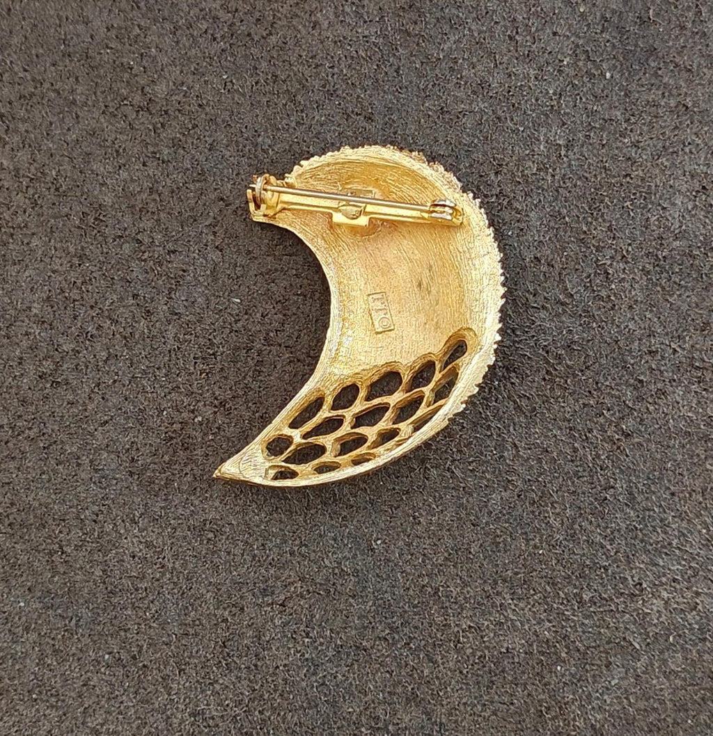 Gold tone feather plume brooch showing bar pin and clasp, openwork mesh front