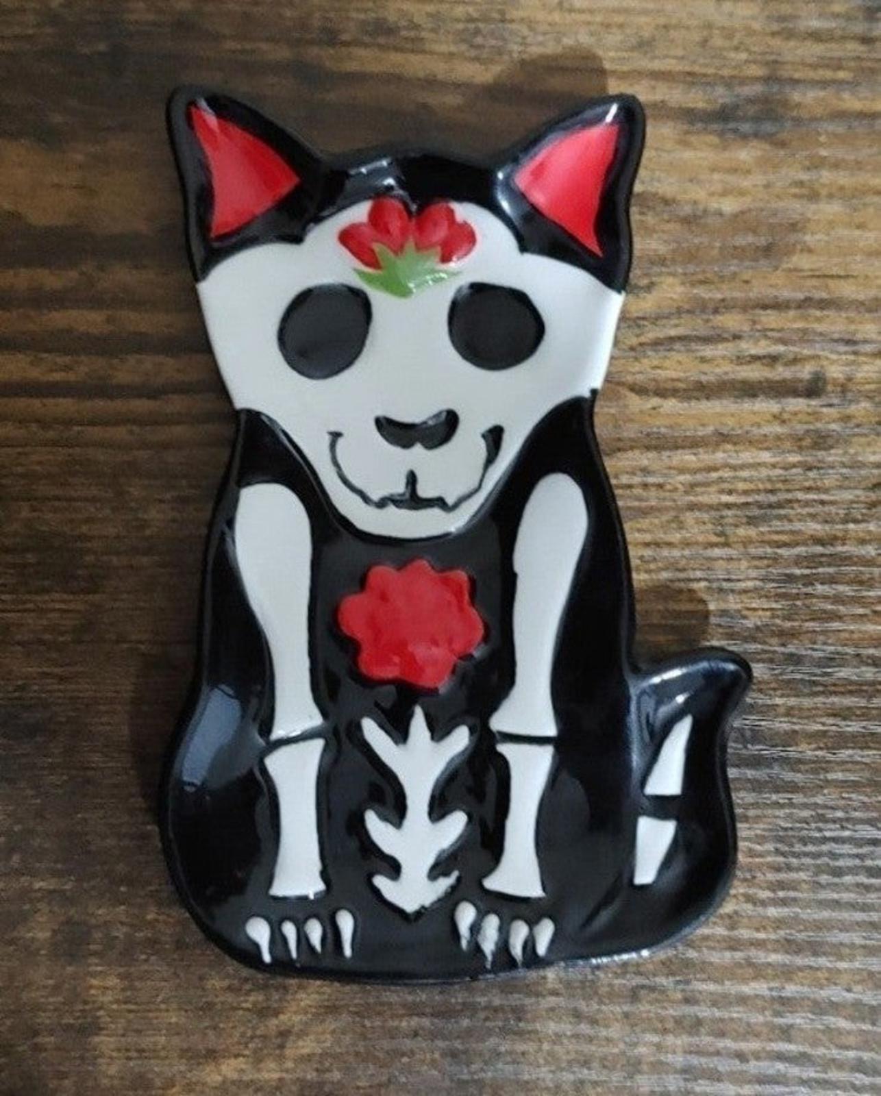 Front view of a black-and-white cat trinket plate with red heart and sugar skull accents