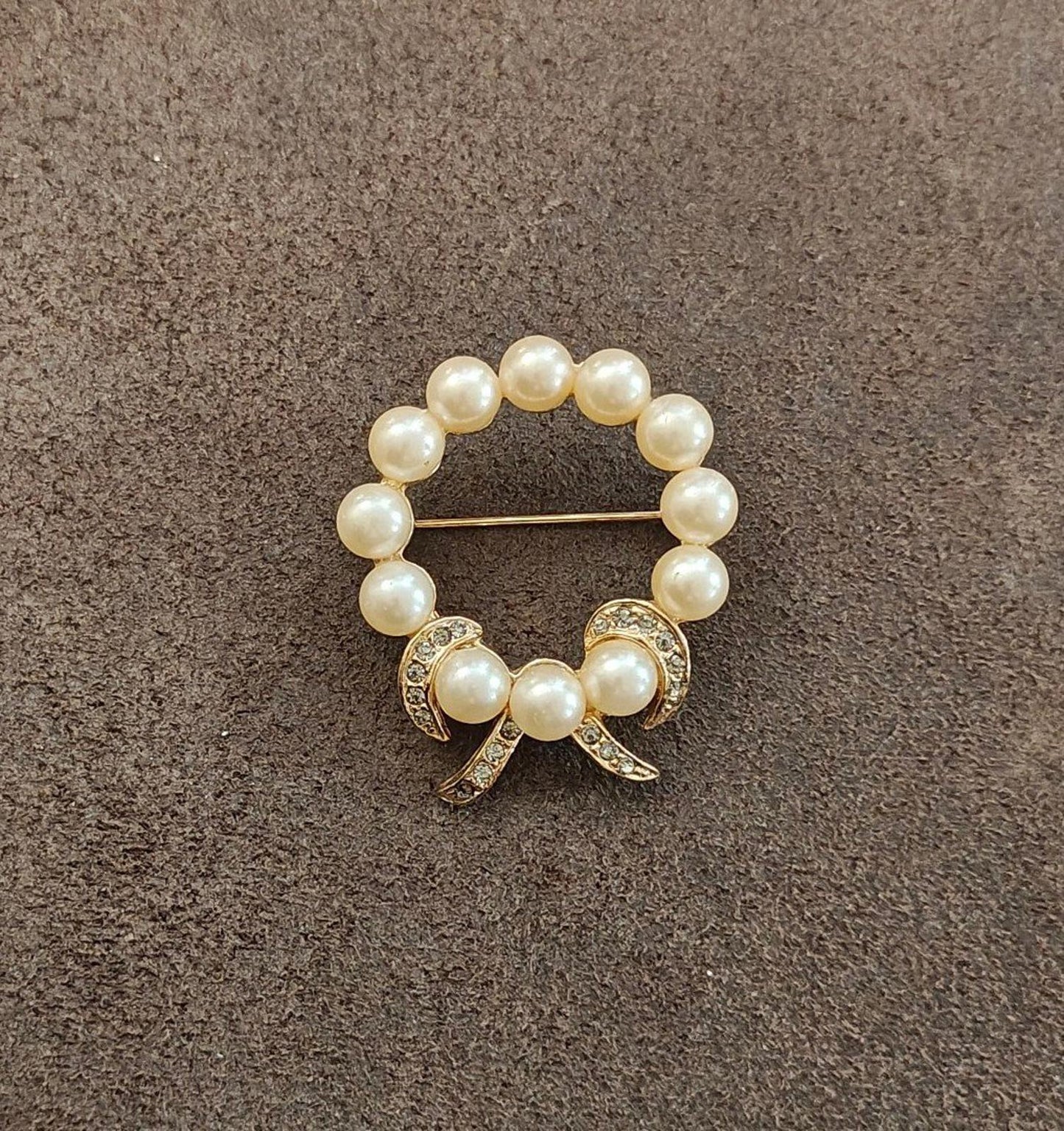1960s Faux Pearls and Clear Rhinestones Wreath Bow Gold Tone Brooch Pin
