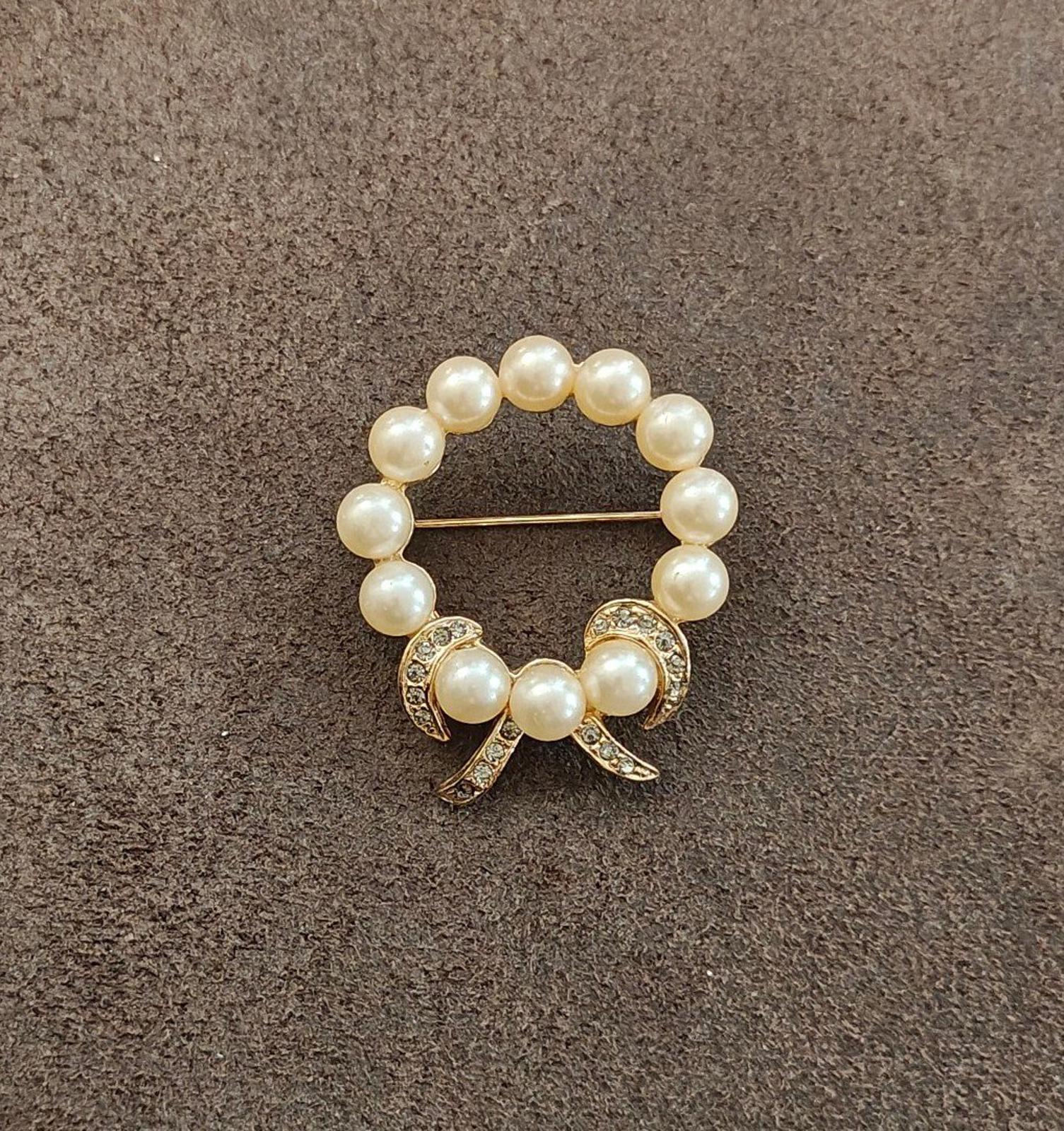Gold-tone faux pearl wreath bow brooch with curled ribbon bow ends and pin back