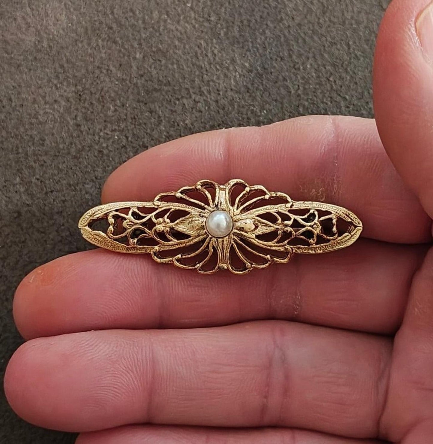 1980s Victorian Style Gold Tone Bar Brooch With a Central Faux Pearl Accent