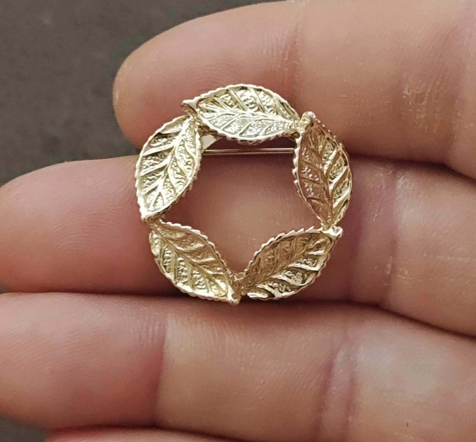 1960s Gerry's Gold Tone Textured Leaf Wreath Brooch