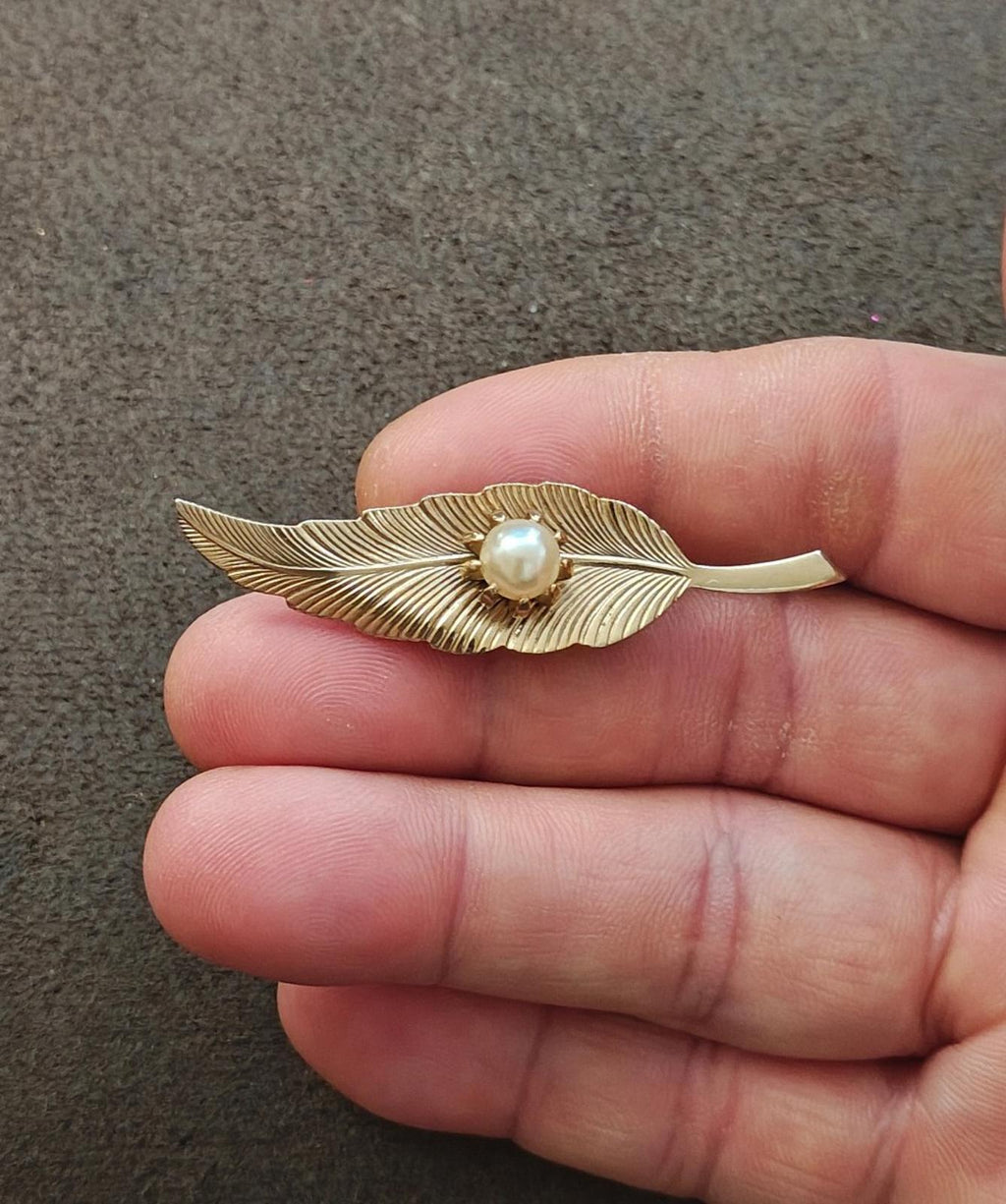 1960s Gold Tone Textured Leaf With Prong Set Faux Pearl