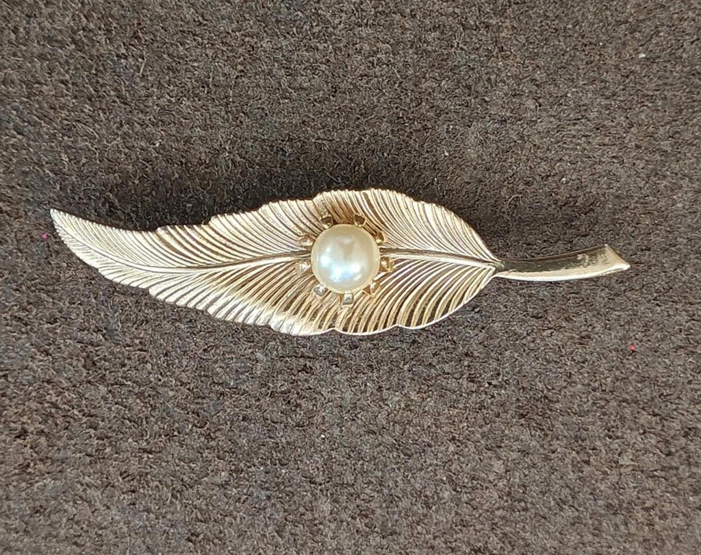 1960s Gold Tone Textured Leaf With Prong Set Faux Pearl