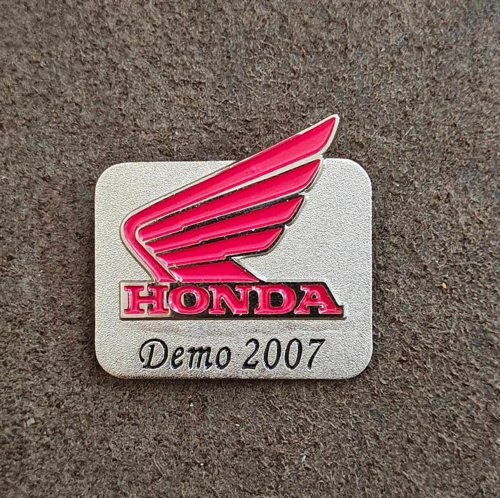 Silver-tone Honda Demo 2007 enamel pin centered view showing red wing and “Demo 2007”