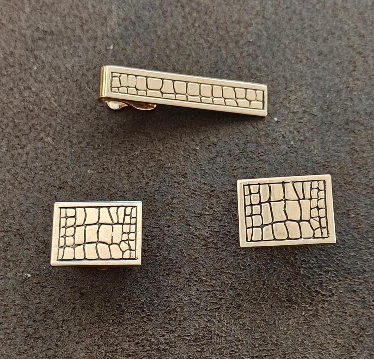 1960s Swank Lizard or Alligator Design Gold Tone Metal Cufflinks and Tie Bar Set