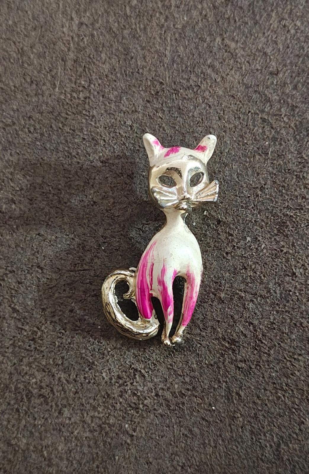 1960s Vintage Silver Tone Cat With White And Pink Enamel Brooch Pin.