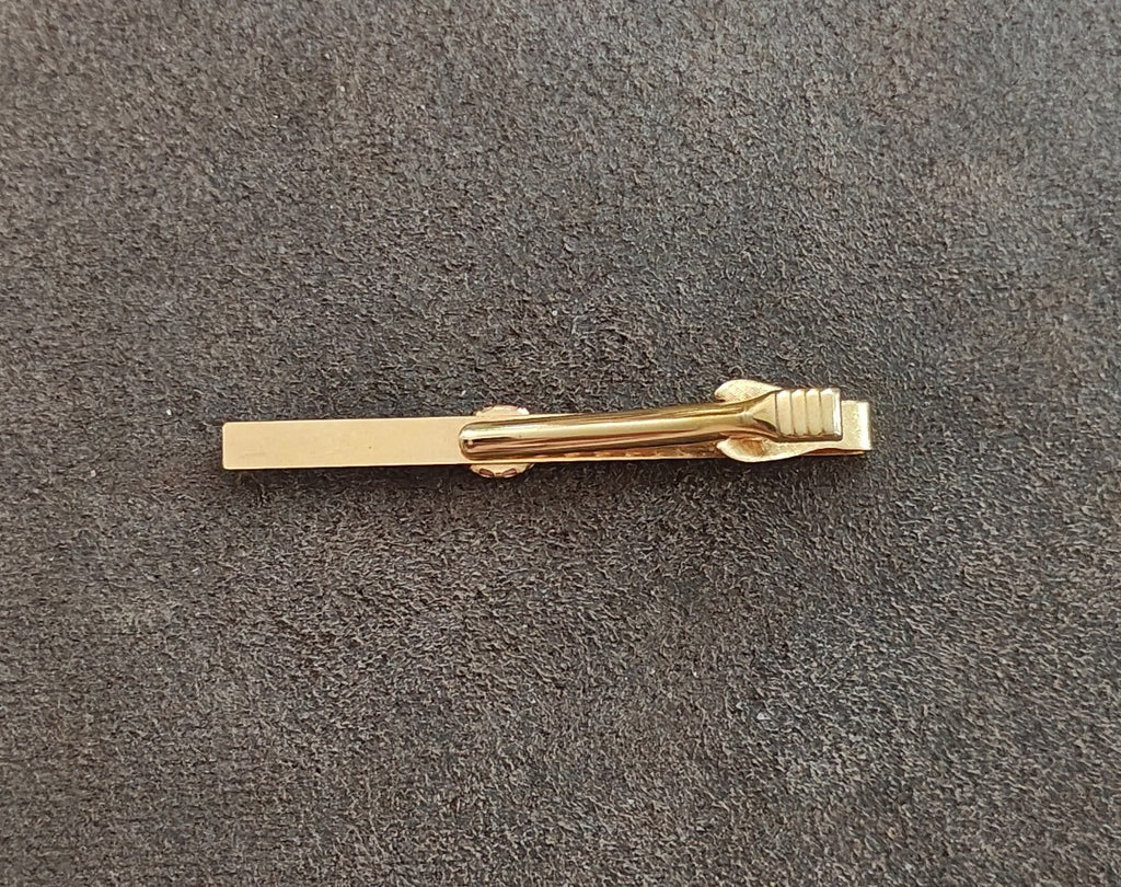 1950s/60s Gold Tone Tie Bar Clip With Oval Salmon Pink Coral Cabochon Stone