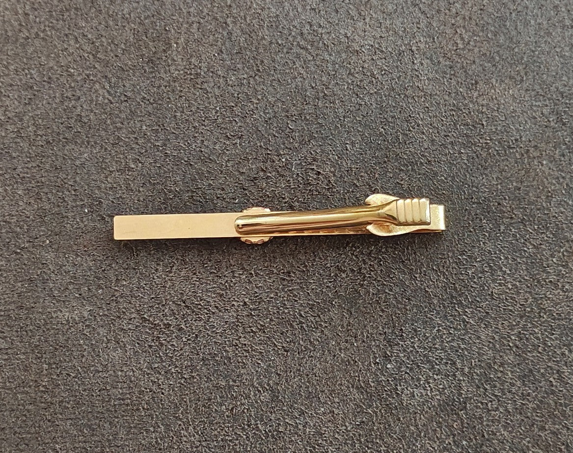 1950s/60s Gold Tone Tie Bar Clip With Oval Salmon Pink Coral Cabochon Stone