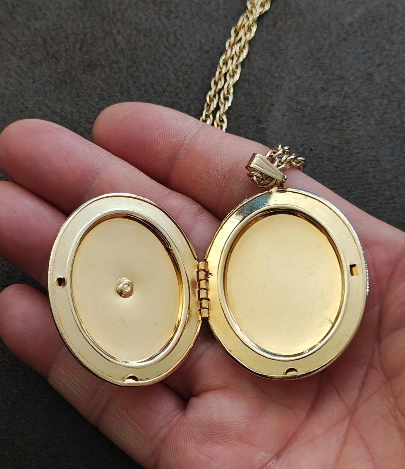 1972 Sarah Coventry "Heirloom" Gold Tone Locket Necklace