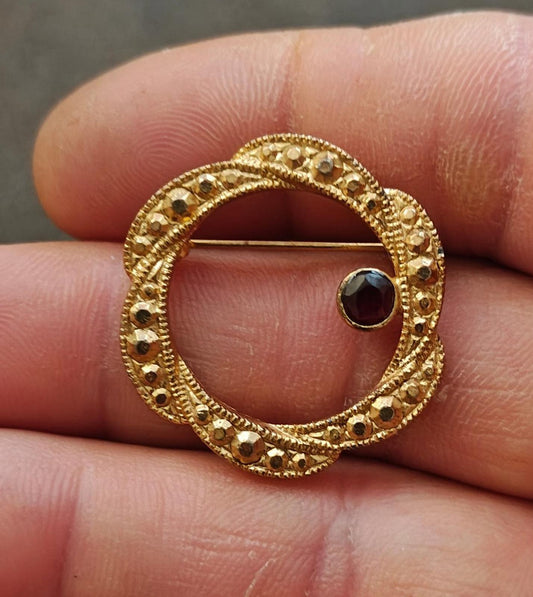 1950s Edwardian Style Circle Gold Tone Faceted Solitaire Garnet Gemstone Brooch
