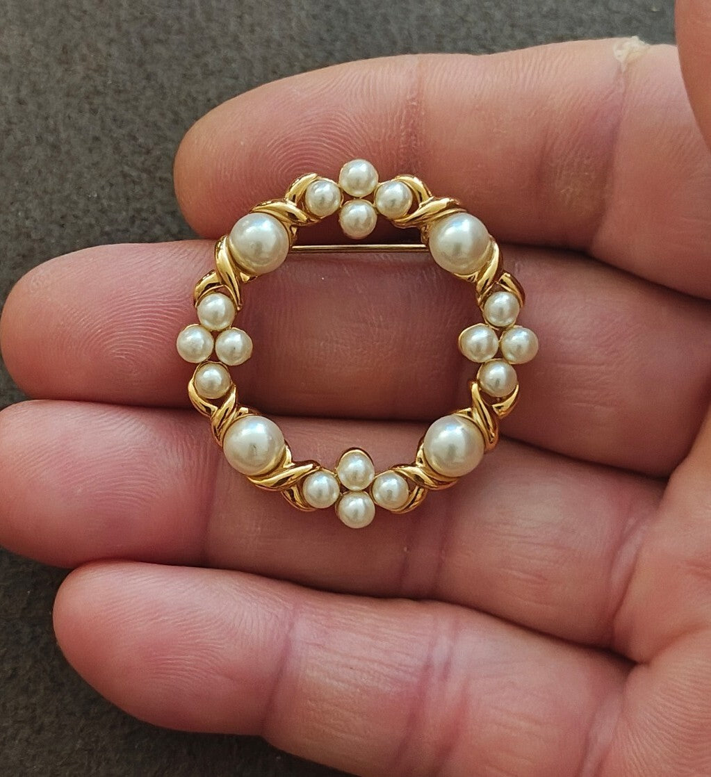 1980s Gold Tone Faux Pearl Open Circle Wreath Brooch Pin.